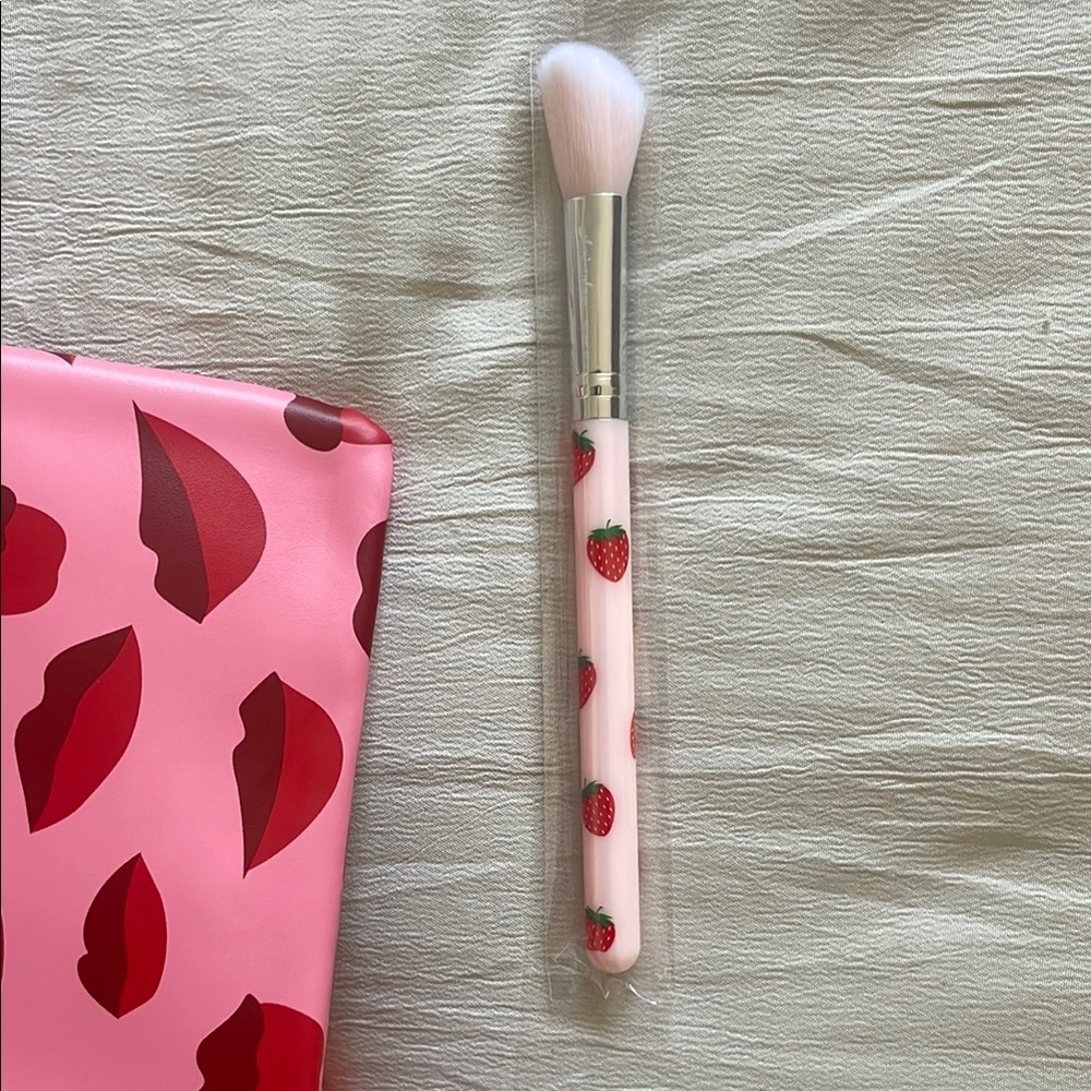 IPSY Heart-Shaped Red Women's cosmetic Bag-brush bundle - Picture 5 of 6